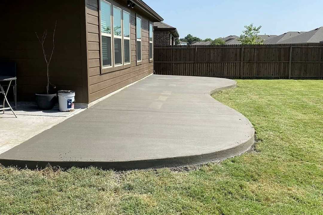 Curved backyard patio with a rounded edge